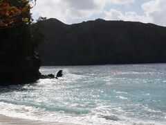 その洲崎の手前の分岐道から行くとコペペ海岸。
先住民コペペが住んでいたという伝説のある海岸です。

透明度の高い海岸で、１月なのにシュノーケリングをしている人がいました。
隣の小港海岸までは泳いでいけるそうです。
