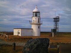 年中、強風に見舞われる襟裳岬を見守る灯台