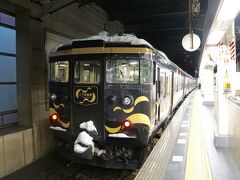 金沢駅からはこちらの車両。
「とやま絵巻」ラッピング。

富山、前日は雪が多かったようで。