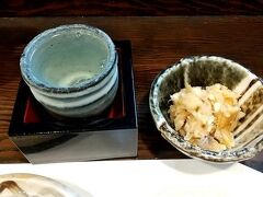 夕食は「だい人」へ。
付き出しと日本酒（勝駒）