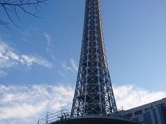 陽のあるうちに久しぶりに山下公園の周りを散歩に行くことにしました。ニューグランドの隣にある横浜港のシンボルでもあった横浜マリンタワーは今は工事中でした。この4月に再開されるとのことです。