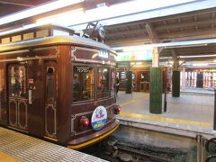嵐山駅で並んだ2両のレトロ電車。