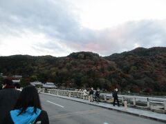 帰りは阪急電車を利用することに。
色づき始めた山々を見ながら、混み合う渡月橋を南に渡ります。
