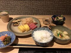 宿泊していたアパホテルには博多華味鳥が併設されており、少し早い時間に朝食をいただけるよう前日に予約。
せっかくの博多だから水炊きを食べたいと思ってのことだったが、さすがに一人用鍋で出てくるわけなくお椀サイズ。
すぐ食べ終えちゃったので味はよくわからず、本格的な水炊きは次回以降のお楽しみに。