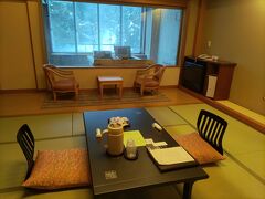 今回の宿は「銀山荘」
温泉街から少しだけ離れます。

和室にプライベート半露天寝湯が付いた客室です。