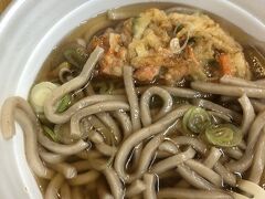 森の物産館キョロロの駐車場も大賑わい。もう少し遅く到着したら停められなかったかも？

お昼時、子供たちのお腹空いたコールがあったのでキョロロの軽食コーナーで簡単に食べます。

お蕎麦と