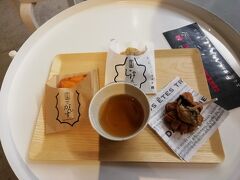 博多屋さんで、大好きな「でがんす」休憩！
ついでに、揚げもみじと、もみじの出逢い（牡蠣ののった、甘くないもみじ饅頭）をいただきます♪