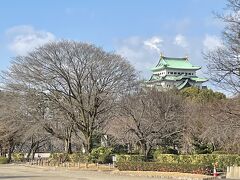 名古屋城は門の間からちょっと見て！