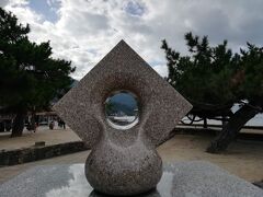 早朝便にて、羽田から広島空港へ。そこからバス、電車を乗り継いで、宮島へ。ホテルに荷物を置いて、早速行動開始です。

厳島神社世界遺産登録記念碑の穴の間から大鳥居（修復中）が見える！

