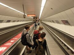 ブダペストを走る地下鉄２号線。とにかく深いところを走っている。ホームまでの高低差は長いエスカレーターで移動するが日本では考えられないほど速く、さらには階段部分と手摺り部分とのスピードが微妙に違うというもの。でも、慣れてしまえば日本のエスカレーターが鈍くさく感じてしまう。