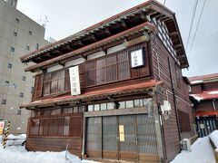 こちらの建物は函館元町ホテル　別邸　開港庵
古い建物をリノベーションした古民家ホテルです