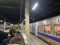 札幌駅に40分ほどで到着。北海道に来て初めて外に出たが改めて一言。
寒い！！