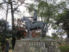 公園内の高虎像はまあいい感じ。
途中の道にあったのは、地図に出てたので探しても無いな～と思いつつ、近くに行ったらあまりに小さくて離れていると分からなかったとゆう…（表紙の写真）