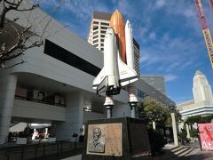 チャレンジャー号事故（1986年）で犠牲となった日系人宇宙飛行士エリソン・オニヅカ氏の功績を称える碑がある。