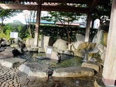 夜は竹あかりを地味にやっていた湯の端公園は、結構立派な足湯が有ります。
