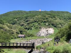 先程の駐車場から湯川沿いに遊歩道を歩いていくと、山の斜面に見えてくるのが殺生石。
霊獣『白面金毛九尾狐』の伝説が残る岩で、国の名勝に指定されています。
九尾狐は中国神話に登場する霊獣。
元は平安をもたらす神獣とされていたようですが、明の時代になると狐の妖怪として語り継がれていくようになりました。
松尾芭蕉も『奥の細道』で記している殺生石。
今でも火山性有毒ガスを放っているためガスの排出量が多い時は近づくことができませんが、昔の人々はこの石が動物や人間の命を奪っていると信じていたようです。
殺生石と反対方向に湯川を下っていくと那須湯本温泉ですが、車で『鹿の湯』へ行くのであれば那須I.C.から殺生石まで進み、そこから川沿いの道に入る方がラクですよ。
逆から走行すると道幅が狭い所がありますので、ご注意ください。