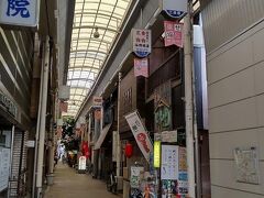 ●三津屋商店街＠阪急/神崎川駅界隈

人通りは少ないけれど、シャッターではありませんでした。
さすが、大阪市内です。
道幅狭いですね（汗）。