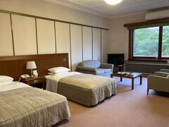 1号室はデラックスツインのお部屋。
今時のホテルに比べたら、かなりの余裕がある広い部屋。