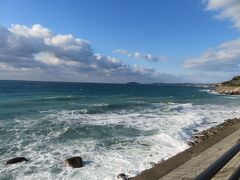 鹿児島市を後にして、出水市に向かいます。
高速が通ってないから地味に時間がかかります。
でも、海沿いを走る国道からは青い海が見えました。
この日は風が強くて波が高かった。