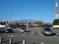 途中の双葉サービスエリアで休憩。南アルプスの甲斐駒ヶ岳（右）から鳳凰三山（中央）までバッチリ。いい眺めだ。