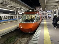 もとい、小田急というよりロマンスカーなんですがね。
ネット予約で展望席のある最新型ロマンスカーGSEの、後方ながら展望席の2列目が取れたので取り敢えず仮キープしたものの決済しないで流しました。

小田急のネット予約は発車の15分前まで決済しないで持てる、イコール15分を切ると、予約だけして決済していない分がリリースされる、と読んだからです。

駅の券売機と携帯と両睨みで、結局10分前に読み通り券売機では最前列がリリースされ、1C席に乗ります。