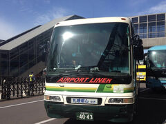 新千歳空港から札幌市街地行きエアポートライナーへ乗車。