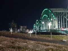 ミヤコホテルのすぐ脇は渡良瀬川で、架かっている橋が中橋。

２１：３０までライトアップされていました。