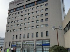 群馬の富岡製糸場などを見学し、次の日に足利近郊を観光しようと思い、足利市駅前のホテルに宿泊しました。

駐車場が少しわかりにくかったです。
通りの反対側（駅の反対側）に駐車場の入り口があるのですが、暗いと分かりにくいです。