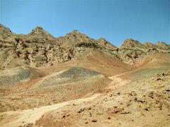 火焔山の景色。火焔山というと赤焼けた山肌の印象が強いが写真のような色の山肌もある。色々な景色を見せてくれる山だ。