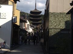 京阪電車祇園四条駅から東方面に行くと見えてくる八坂の塔