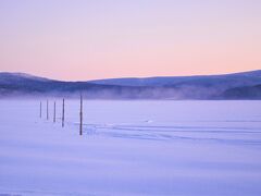 ワゴン車で５分ほど移動して
阿寒湖の端っこに到着です。

本日の気温は－16.5℃。
絶好調に冷えてますねー。