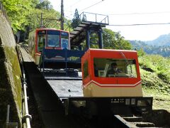 人が乗る車両とその前に運転台と荷物用車両がくっついています。
このケーブルカーがかつて黒部ダムの建設のために使われていた名残りです。