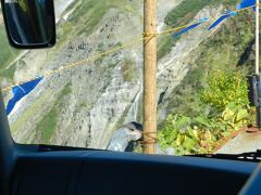 立山高原バスの車窓より。
何とか「ソーメン滝」を写真に収めようと頑張りましたが...
細長い滝の流れがあるのが分かりますか～？
一瞬のことだったので、これが精一杯でした。