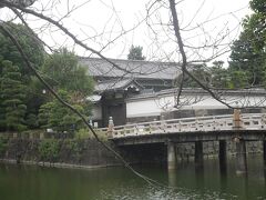 初秋の心地良い日だったので、家からホテルまで歩くことに。竹橋まで歩くと、皇居のお堀が見えてきました。