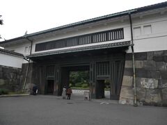 大手門から外に出ました。江戸時代は、将軍が利用した江戸城の玄関口でした。