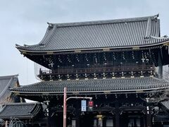 京都駅の真ん前にそびえたつ東本願寺をチラ見しつつ、駅に向かいました。