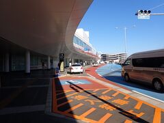 リニューアルされた福岡空港。
レンタカーを借りて乗り出します。

レンタカーの事務所まで送迎車で移動。
周囲渋滞していて思ったより時間がかかりました。