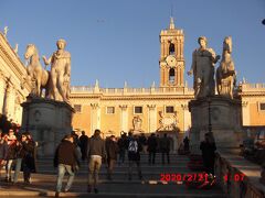 カンピドーリョ広場の入り口にある２つの像です。双子の兄弟カストールとポリュデウケース（ポルックス）だそうです。