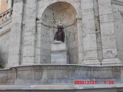 カンピドーリョ広場の奥にある「ローマの女神の噴水」です。ローマ市庁舎の建物の前面にあります。