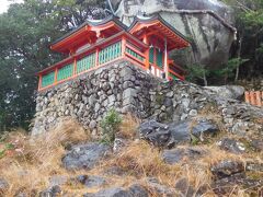 息を切らしながら頂上に到着。神社に巨石が覆い被さっています。