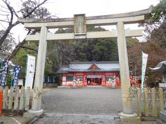 今度は新宮城跡へ向かいます。途中神社に立ち寄りました。