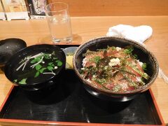 駅前のお店で昼食。
マグロ丼をいただきました。