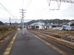 降りたのは古座駅。駅舎とホームが離れています。