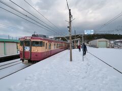 こちらの急行列車は能生駅で停車時間に。