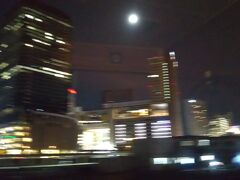 発車後ゆっくりと進んで旧梅田貨物駅あたりから大阪の夜景。ピンボケですが満月がきれいでした
