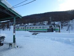 09:07 代行バスは終点の東鹿越駅に到着、
道路からホームへの区別がつかない雪の中にキハ40が待っていました、再び根室本線の列車に乗車します