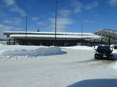 函館本線と合流するターミナル駅でもある滝川駅、駅前もすごい雪です