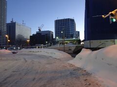 夜明け前の札幌駅、雪によるダイヤの乱れはないかと心配しながら、なんとか無事に最終日です