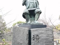 まずは、歩いて熊本城へ。
加藤清正公像は、威厳がある姿と尖った兜が印象的。