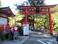 高速を降りてから
曲がりくねった山道を長く運転してようやく金櫻神社に到着しました
山の上の方から来たのでいきなり上の駐車場に着きました